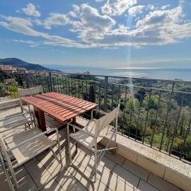 Luminosa mansarda con vista mare