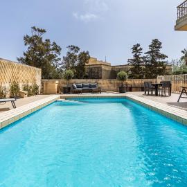 Tranquil Mansion - 3 Bed, Pool, BBQ & Gaming Room, hotel in Is-Swieqi