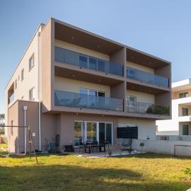 Modern and spacious apartment Helena near the beach, Hotel in Privlaka