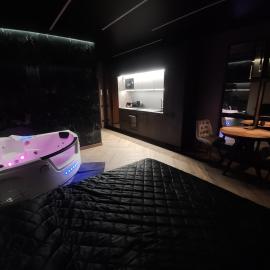 Premium Bubble Jacuzzi Apartment, hotel in Klaipėda