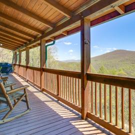 Family Cabin w/ Private Hot Tub & Views in Boone!, hotel u gradu 'Boone'