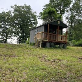Camping Cabin with private Bathroom, hotel in Maumee