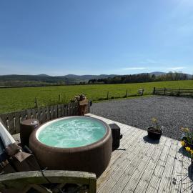 Drumhead Cottage Finzean, Banchory Aberdeenshire Self Catering with Hot Tub, hotel in Finzean