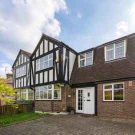 Barnet Serviced Accommodation - Elegant 5-Bedroom Home, Just a 7-Minute Stroll from High Barnet Station - Book Your Stay Today!"
