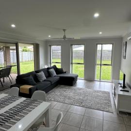 Beautiful 4 bdr house - Sandstone point, Bribie, hotel in Sandstone Point