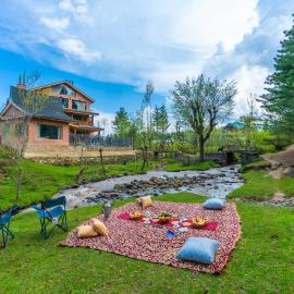 StayVista at Swiss Chalet - Riverside villa in Tangmarg, hotel in Tangmarg