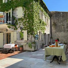 페라스트에 위치한 호텔 Olea Apartments in a Historic 17th Century Palace Perast