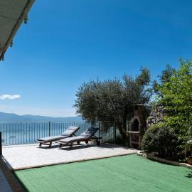 EnjoyIseoLake - Mantegna - garden with Lake view and swimming pool, hotel in Parzanica