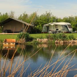Caravan met wijds uitzicht – hotel w mieście Kuinre