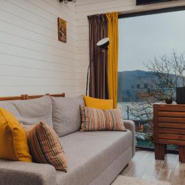 Fanarele din Hangu, hotell i Hangu