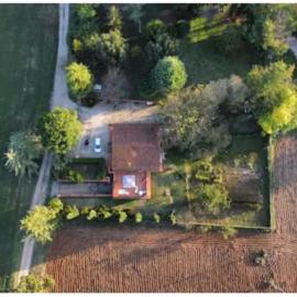 Villetta indipendente 100mq, parco, terrazzo, 2 bagni e AC, hotel in Colle di Val d'Elsa
