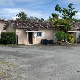 Petite maison dans un village du Gers – hotel w mieście Sabazan
