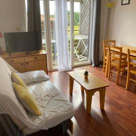 Maisonnette avec terrasse village vacances, Draps en option, hotel in Cassen