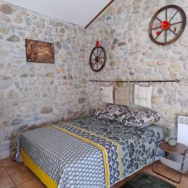lou caladou gîte en pierre avec bain à remous, hotel in Vallon-Pont-dʼArc