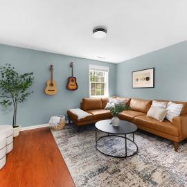The Blue Bungalow - 4 beds And 7 Mins To Broadway!, hotel in Nashville