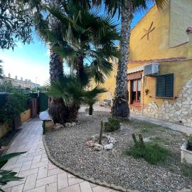 Villa Azzurra Fronte Mare, hotel i Capitana