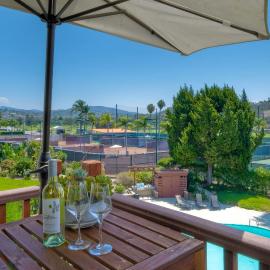 Beautifully Remodeled - Private Balcony - Pool View - BBQ Access - Gated Reserved Parking, hotel i Encinitas