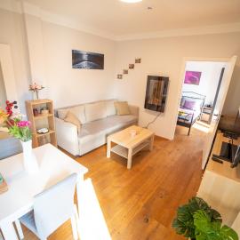 Apartmán Andrasa v Krkonoších se saunou a terasou, хотел в Семили