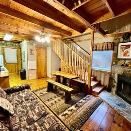 Oktoberfest themed Cabin in woods stream #14, ξενοδοχείο σε Helen