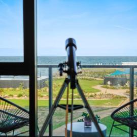 Wyndham Harbour Luxury Bayside Haven with parking، فندق في Werribee South