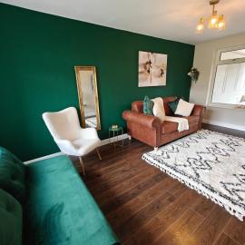 4 BDR Driveway Parking x2-3 7 mins to NEC - Spacious Solihull Home - 2 Living Rooms 2 King 3 Single 3 Sofabeds- Huge Garden- Mell Square, High Street, JLR BHX HS2 Site and MORE - Work Stays By Samina, ARZ Stays, khách sạn ở Solihull