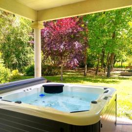 Montech में, होटल Le Parc Jean Édouard - Spa avec jacuzzi privé - Superbe villa 4 chambres - 9 couchages - 6 lits - Cheminée électrique - Parking - Climatisation réversible- Terrasse ombragée et grand jardin