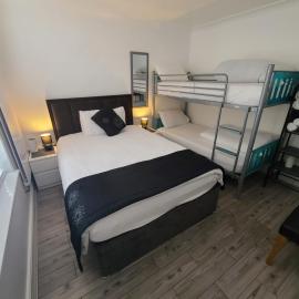 GATWICK ROOMs-TRAVEL SERVICE-AIRPORT PARKING, hotel in Ifield
