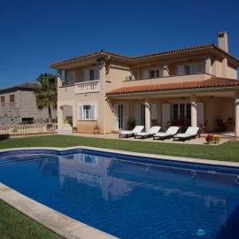 Welcome home. Willkommen. Bienvenidos