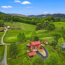 Hidden Star Hideaway-Blackberry Farm-Smoky Mtn Nat Park-Hot Tub- Fire Pit- Fenced Yard- Pet Friendly, Hotel in Walland
