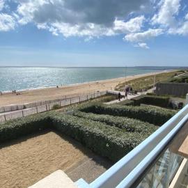 Sur la plage de Bonne Source les pieds dans l'eau, hotel in Pornichet
