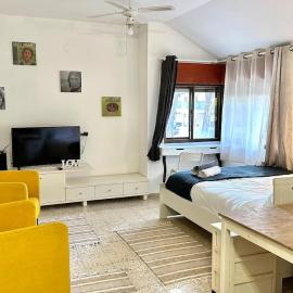 Studio in the center with BBQ Patio and parking, hotel din Nahariya