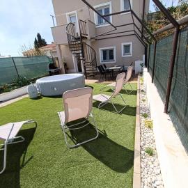 Apartman L&V sa dvorištem i hidromasažnim bazenom
