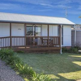 North Durras Beach Cottage، فندق في Durras