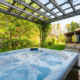 Ace Cottage HOT TUB AC Near beach, hotel di Wiarton