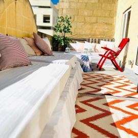 ! Amazing house in Sliema next to the beach !, Hotel in Sliema