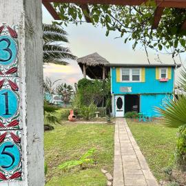Salty Dog Cottage, hotel i Surfside Beach