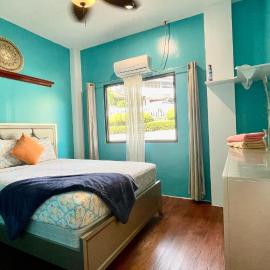 Ngermid Oasis - Vibrant 2 BD/1 BA Duplex, hotelli kohteessa Ngermid