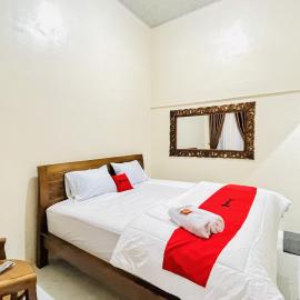 RedDoorz @ Gunari Guest House Merek Karo, khách sạn ở Pertibi