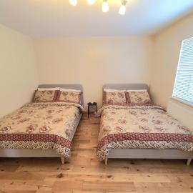 London Luxury 2 Bedroom Flat Sleeps 8 free parking, hotel in East Barnet
