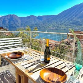 The House on the Hill apt 1 Panoramic Lake View Retreat Access via Historic Stone Stairway, hotelli kohteessa Colonno