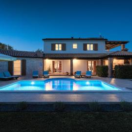 Villa Loverka near Pula only 3 km from the beach with sea view, hotel a Peruški