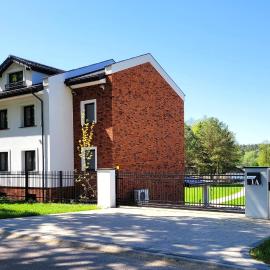 Trzy Fale, hotel u gradu Dombrovno