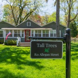 Tall Trees - great location to downtown Saugatuck - Pet Friendly!, ξενοδοχείο σε Saugatuck