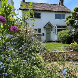Charming Hedgehog Cottage with EV charger