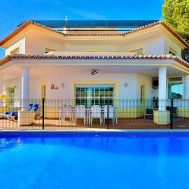 Casa Luna with Saltwater Pool, hotel in Olhos de Água