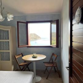 Piccolo appartamento con incantevole vista mare, hotel a Marongiu