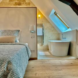 Le Loft - By BEST KEYS - Prestige - Vue Cathédrale - Poutres Apparentes - Baignoire Îlot - Centre Ville - Smart TV - Machine à Café Nespresso - WiFi Illimité - Check-in Autonome, hotell i Sens