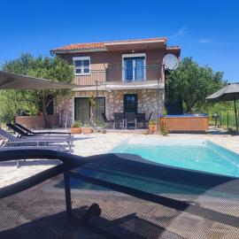 Holiday House Mablo with pool & jacuzzi, hotel v Šibeniku