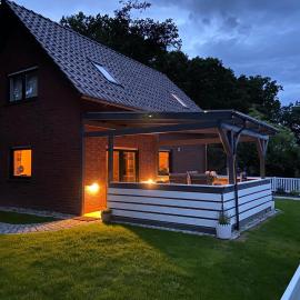 Strandhaus Mathea - ruhige Lage direkt am Fleesensee - Parkplatz, Kamin, Sauna - familienfreundlich, hotel in Unter Göhren