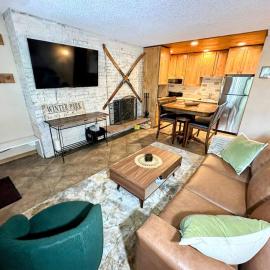 Winter Haus, Winter Park 2 bedrooms corner unit w outdoor patio walking distance to the Center of town, hotel em Winter Park